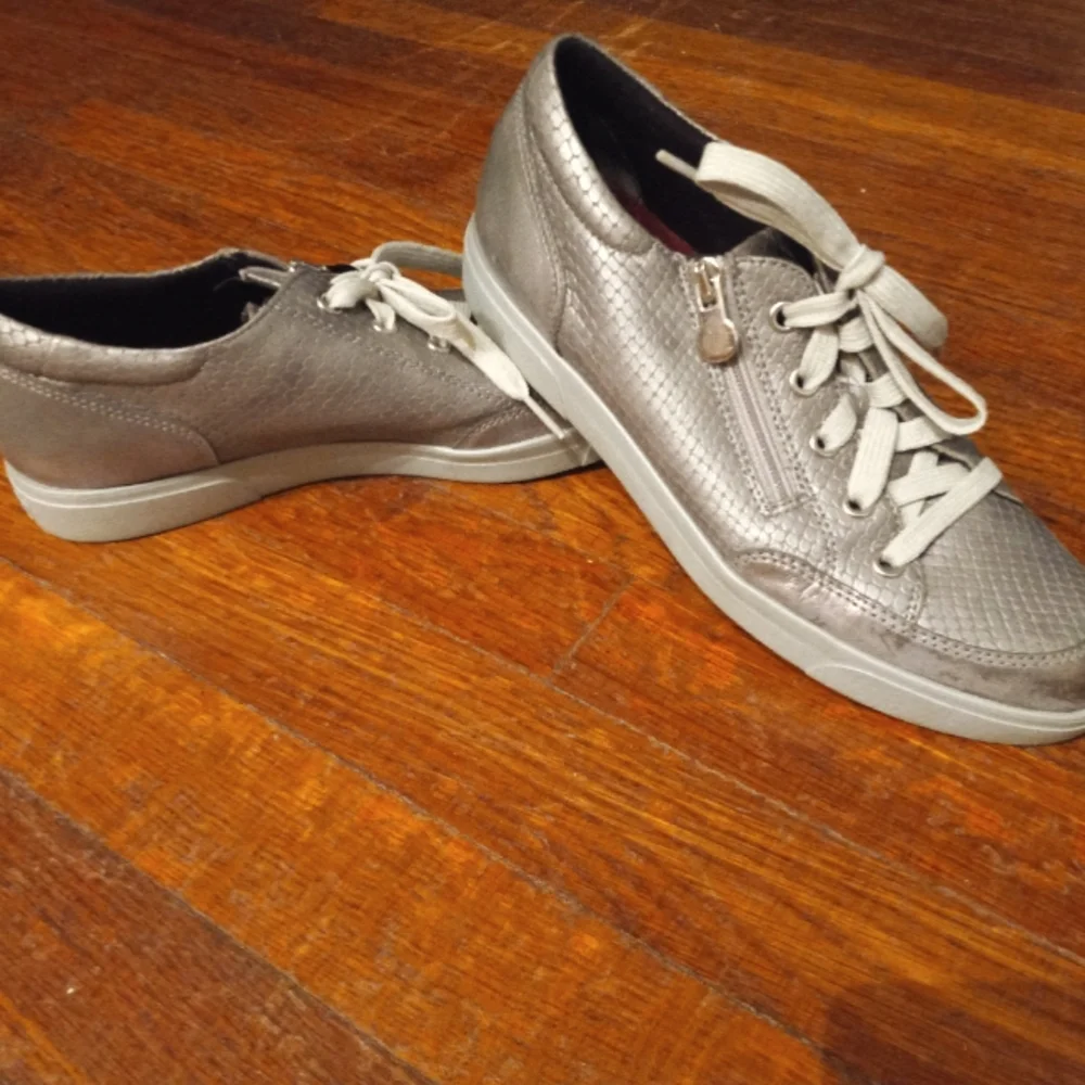 SILVER SHOES - Picture 1 of 4
